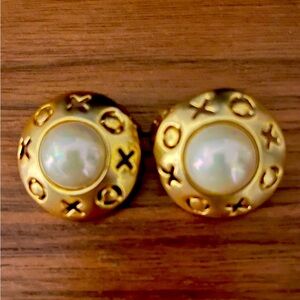 Gold Pearl clip on earrings -NWOT